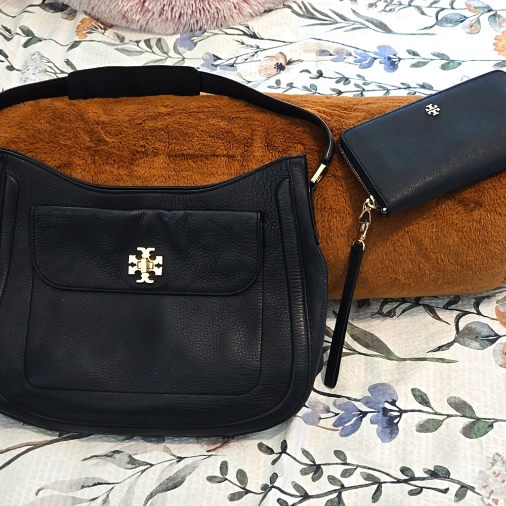 Tory Burch Black Leather Hobo Mercer Slouchy Bag Purse With Matching Wallet.